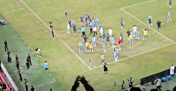 球迷就这素, 但比赛当中, 再次距离打