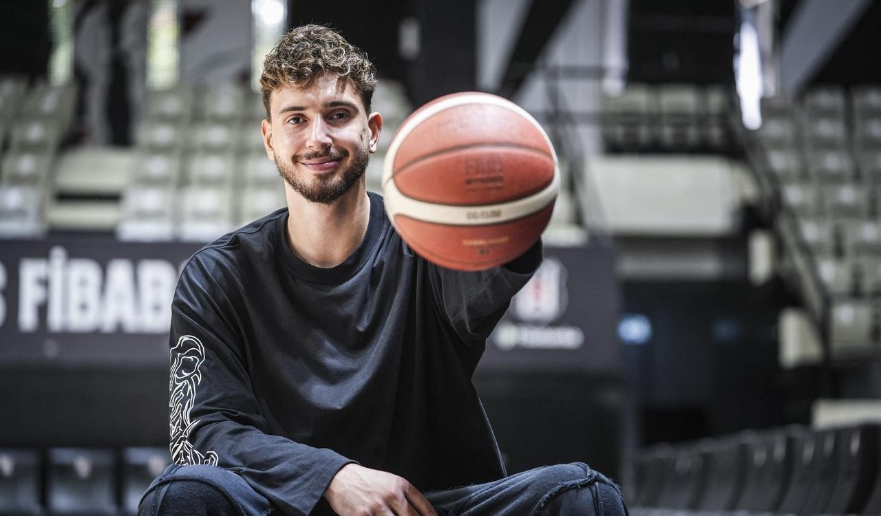 袋坐在场边, 当申京在休